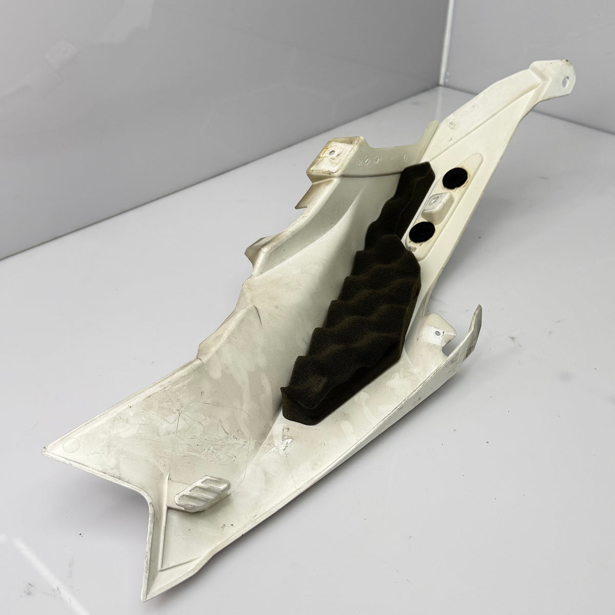 Oikea valkoinen yläkuomu Ski-Doo Gen4 -malleihin, OEM 517306738