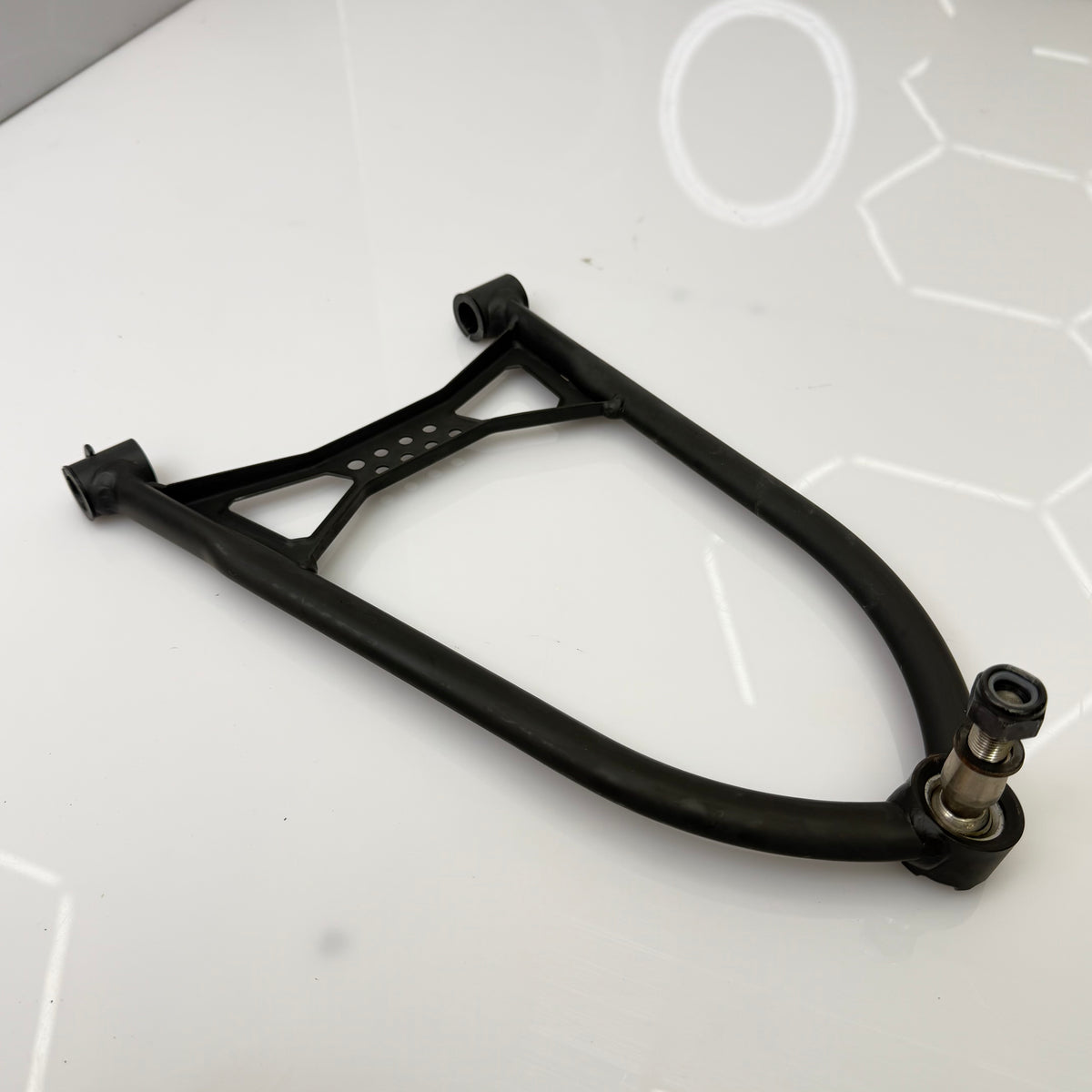 Ylätukivarsi vasen 39″ – Ski-Doo Gen4 / Lynx Radien – OEM 505074611
