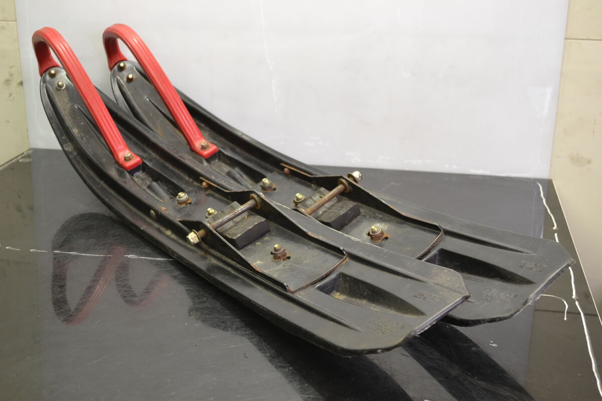 SLT Sukset Musta, Punainen