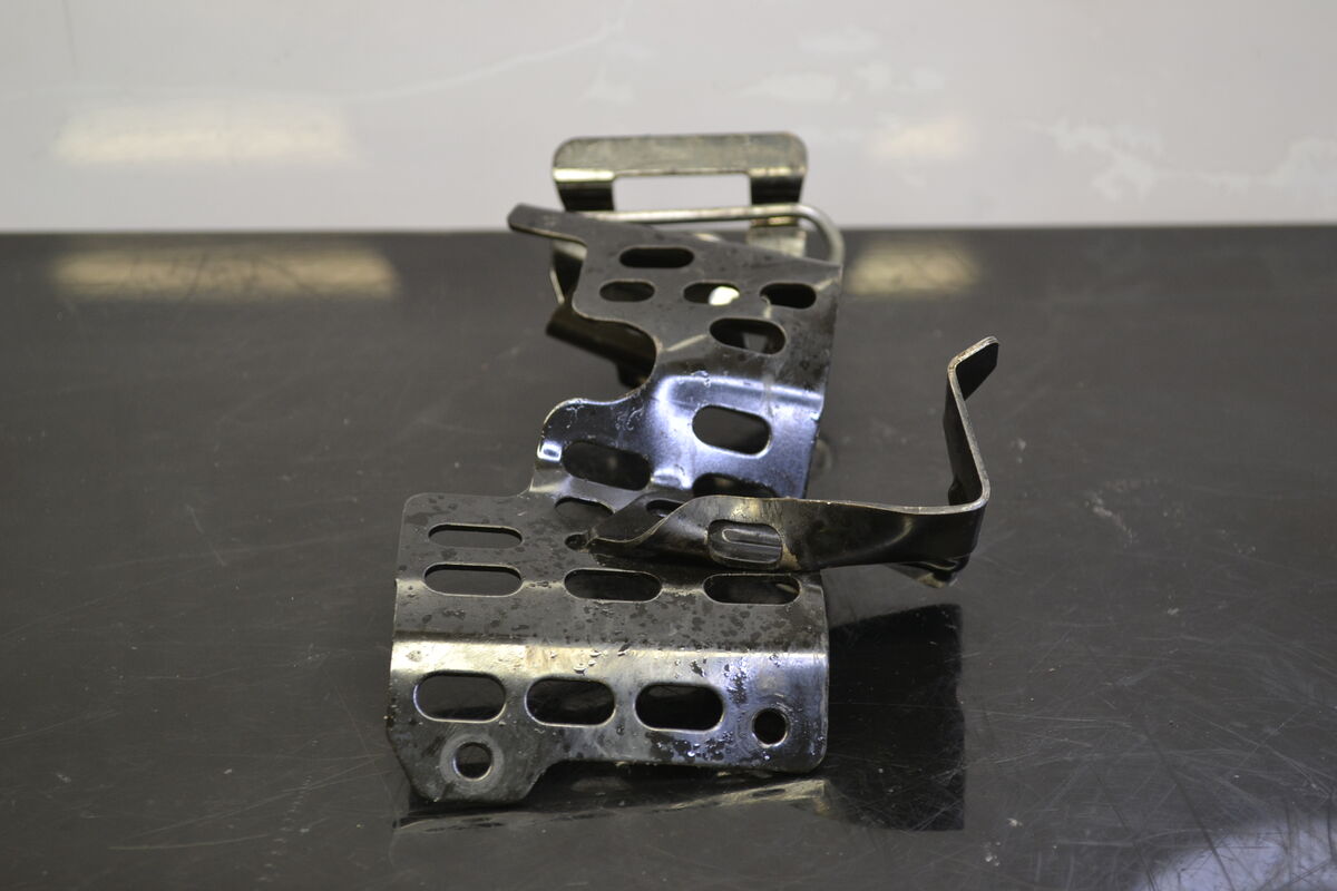 Hihnasuojan kiinnike 417300448