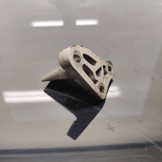 Moottorin tuki vasen etu