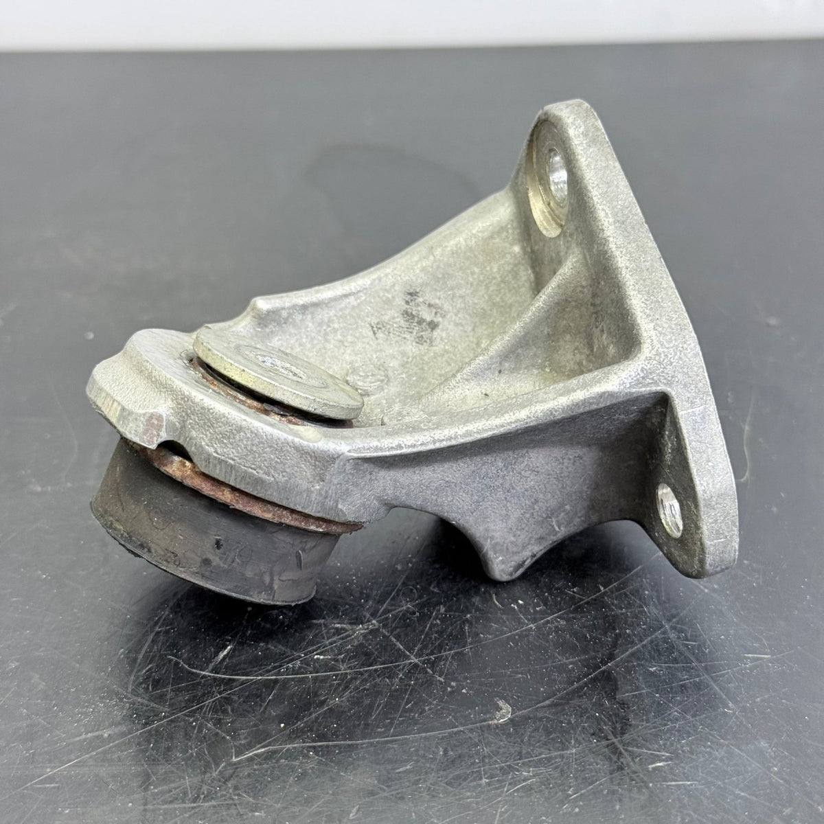 Moottorin kiinnike MAG-puoli Rotax 600 RS Lynx 512061349 - Northern Sledparts Oy