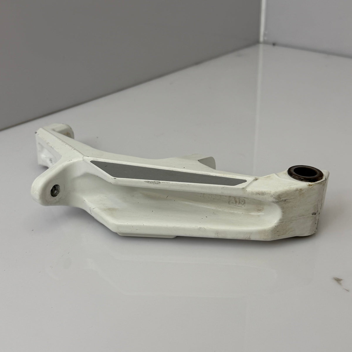 Olkatappi oikea valkoinen +6 – Ski-Doo Gen4 / Lynx Radien OEM, 505074634 - Northern Sledparts Oy