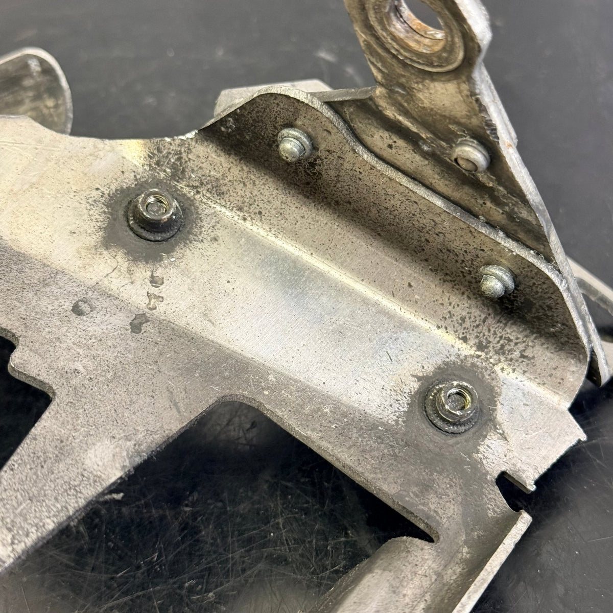 Sytytyspuolan ja RAVE-venttiilin servon kannatin Rotax 600 RS Lynx 512061276 - Northern Sledparts Oy