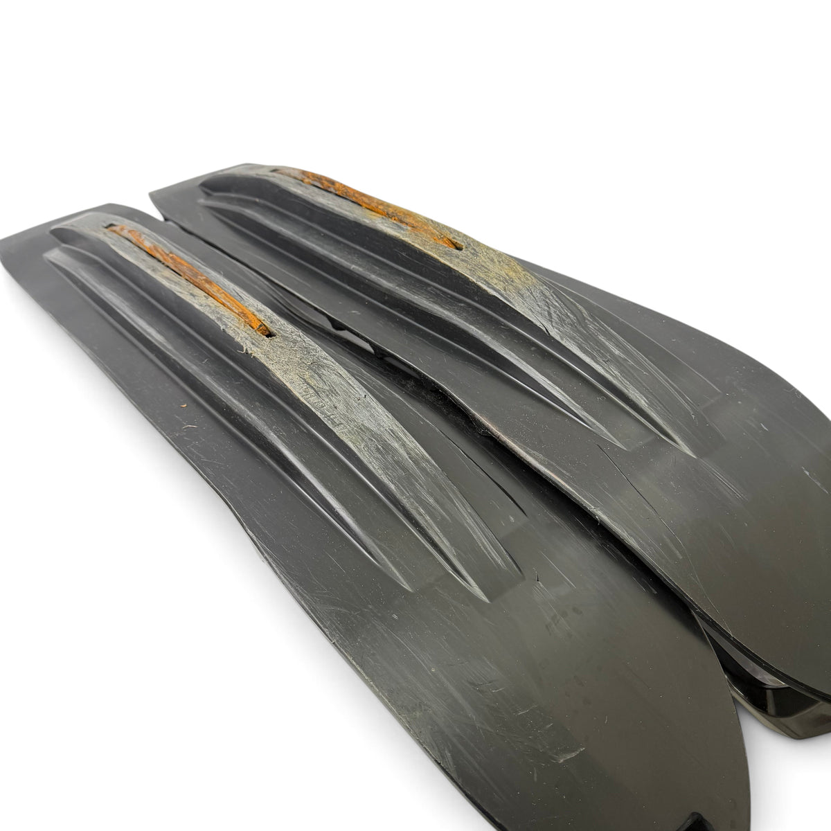 Northern Sledparts Oy musta BRP Blade DS+ -suksipari moottorikelkkaan, jossa näkyy käytön jälkiä ohjainraudoissa