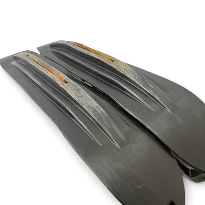 Northern Sledparts Oy musta BRP Blade DS+ -suksipari moottorikelkkaan, jossa näkyy käytön jälkiä ohjainraudoissa