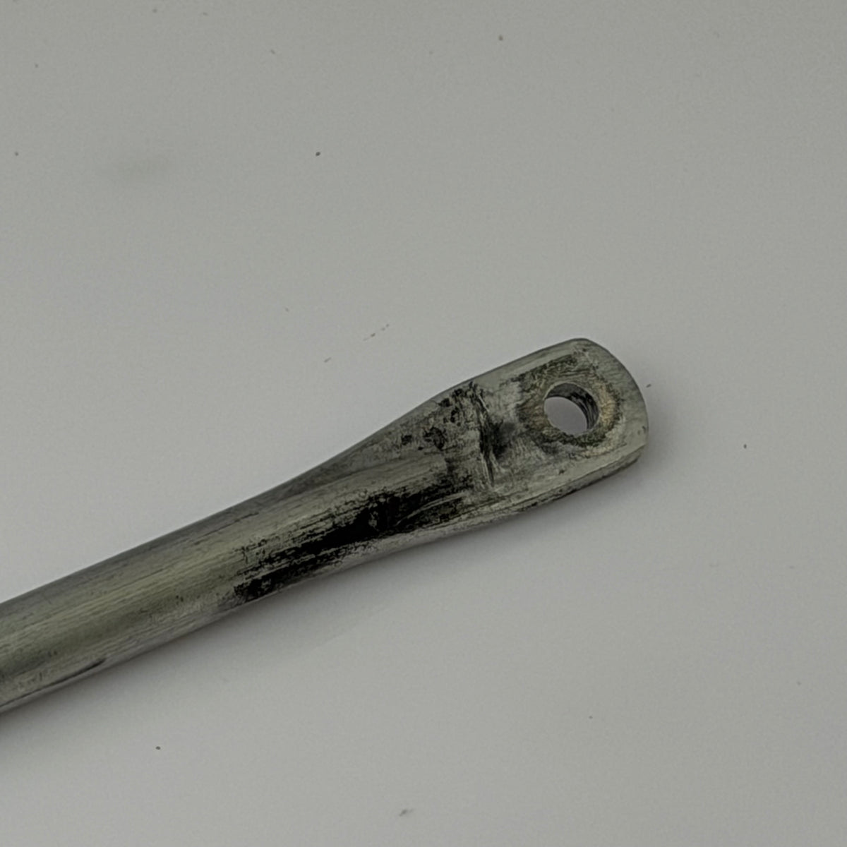 Yläpilarin tukirauta Ski-Doo / Lynx OEM 518329974