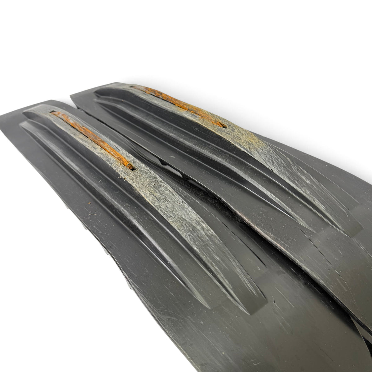 Northern Sledparts Oy musta BRP Blade DS+ -suksipari moottorikelkkaan, jossa näkyy käytön jälkiä ohjainraudoissa