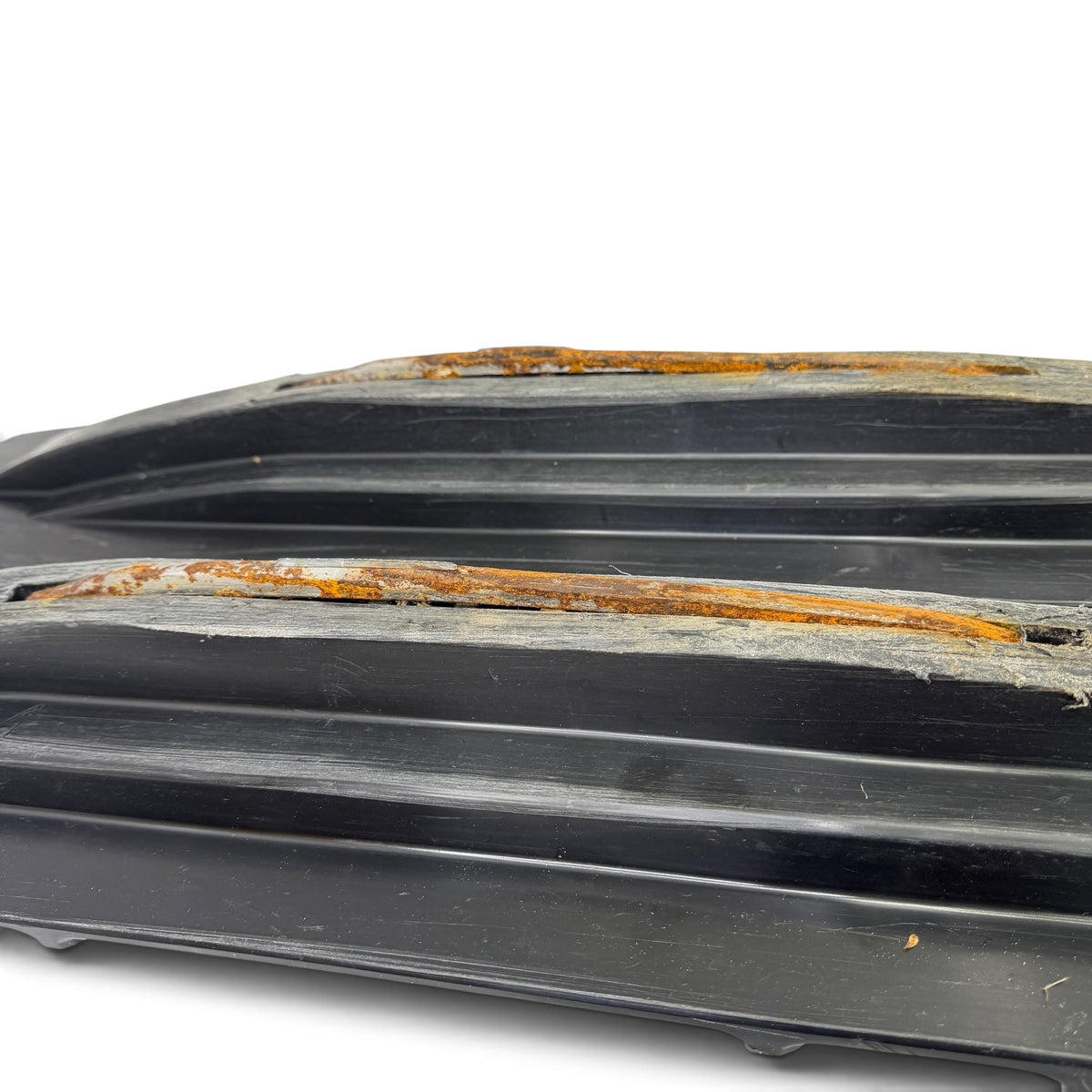 Northern Sledparts Oy musta BRP Blade DS+ moottorikelkan suksipari, jossa on käytön jälkiä ohjainraudoissa