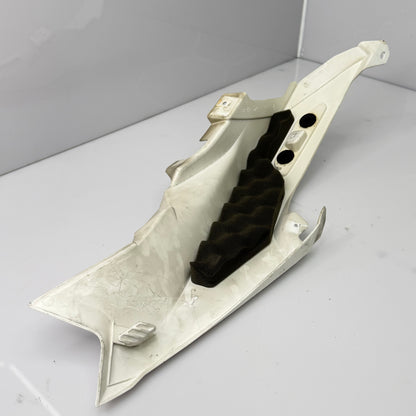 Oikea valkoinen yläkuomu Ski-Doo Gen4 -malleihin, OEM 517306738