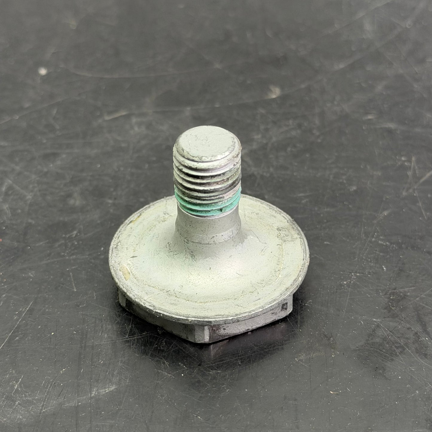 Vauhtipyörän pultti M12 x 25 OEM 420840851
