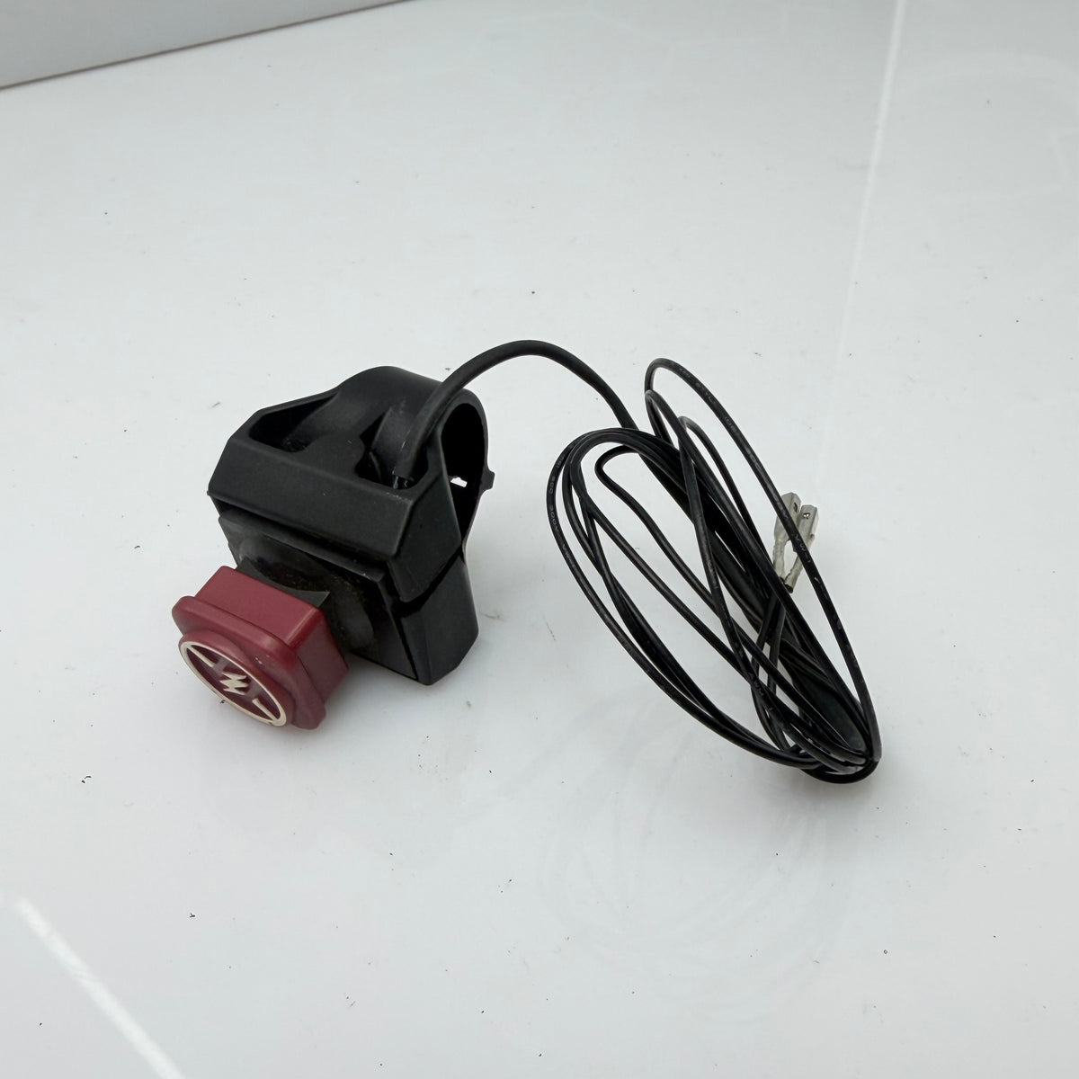 Sammutinnappi telineellä Ski-Doo Gen4 ja Lynx Radien runkoisiin, OEM 515177931