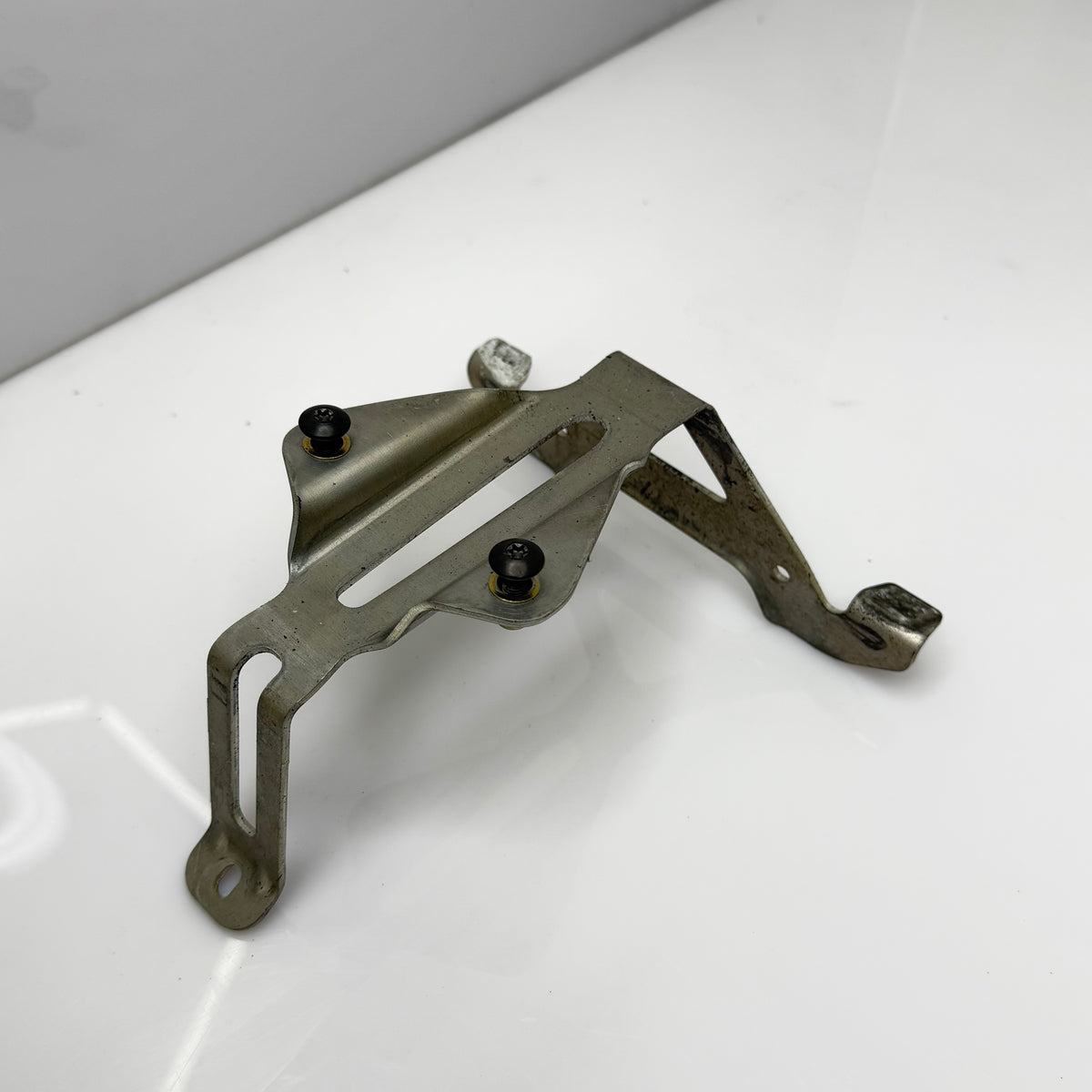 Akkukotelon kiinnitysrauta, Ski-Doo Gen4 / Gen5 / Lynx Radien / Radien² OEM 515177870