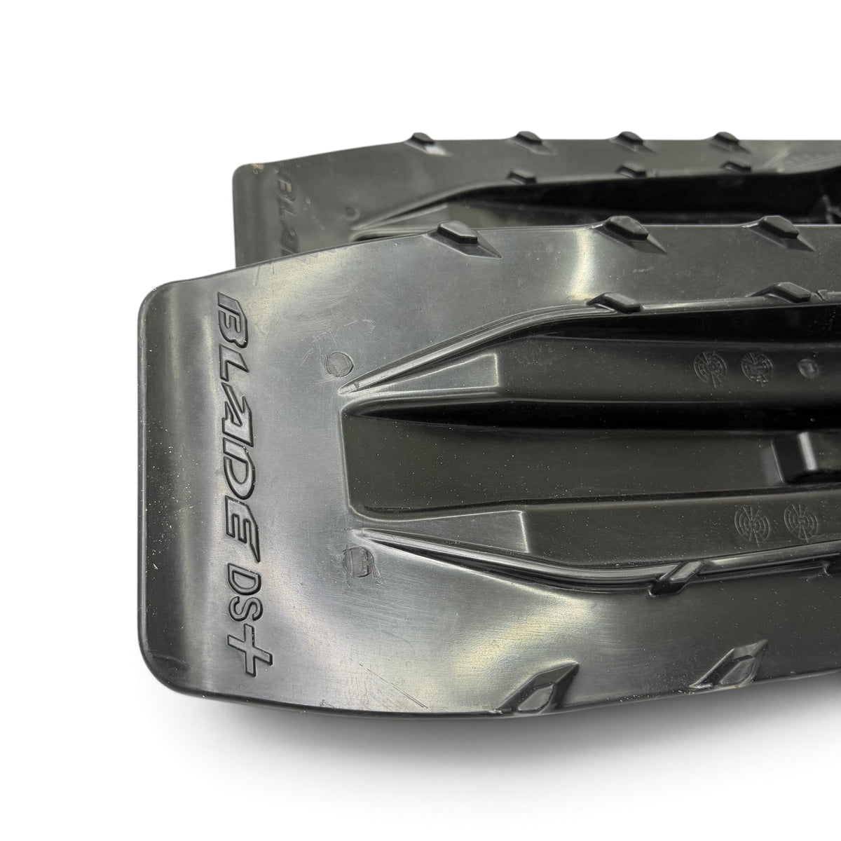 Northern Sledparts Oy musta BRP Blade DS+ moottorikelkan suksipari, jossa näkyy Blade DS+ -logo ja muotoilu