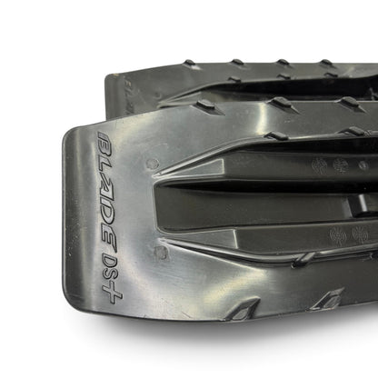 Northern Sledparts Oy musta BRP Blade DS+ moottorikelkan suksipari, jossa näkyy Blade DS+ -logo ja muotoilu