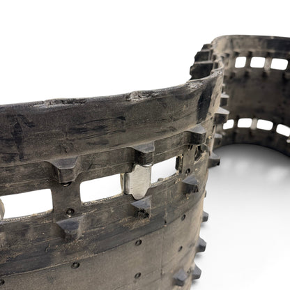 Northern Sledparts Oy käytetty PowderMax-telamatto 16x146x2,0 tuumaa, jossa näkyy kulumaa ja puuttuvia lapoja.