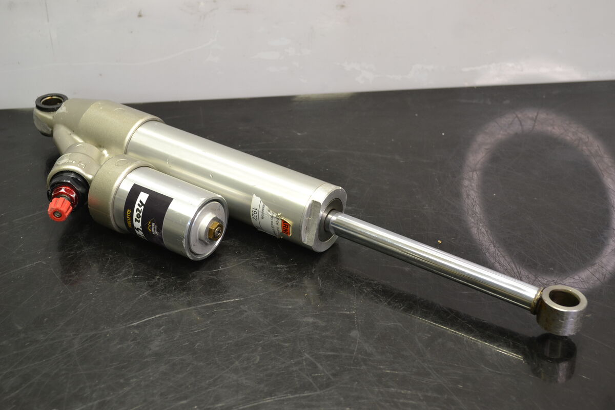 KYB stötdämpare med bakre stöd och extra behållare, 503192203