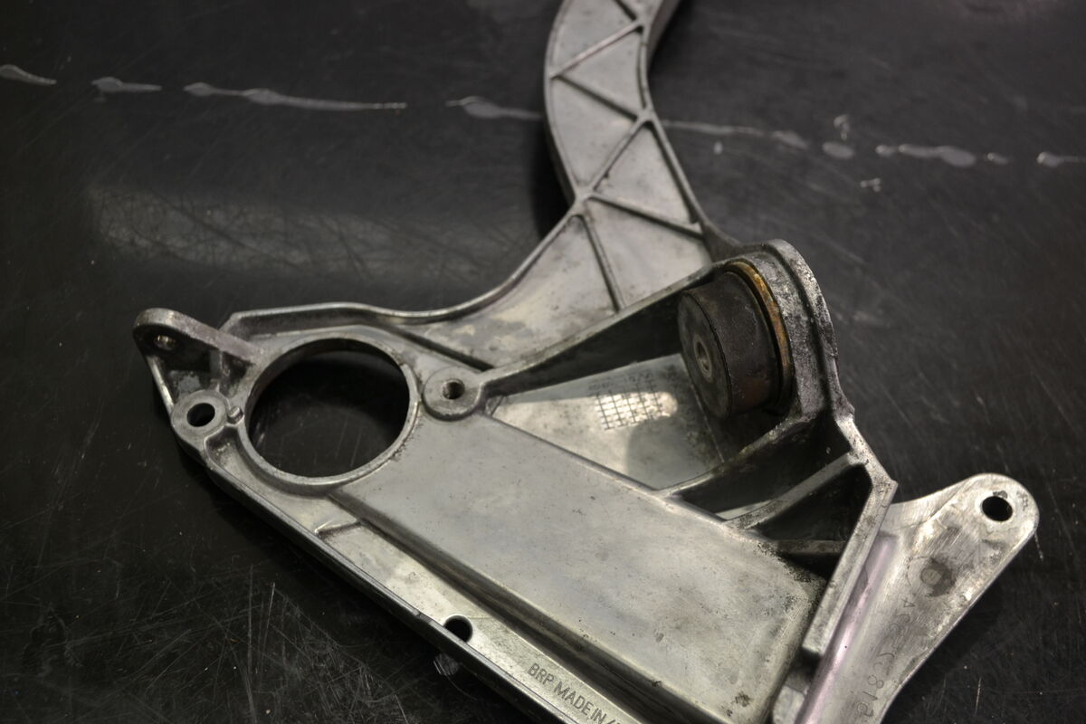 Moottorin kannake 600, 900 Ace, 518327535