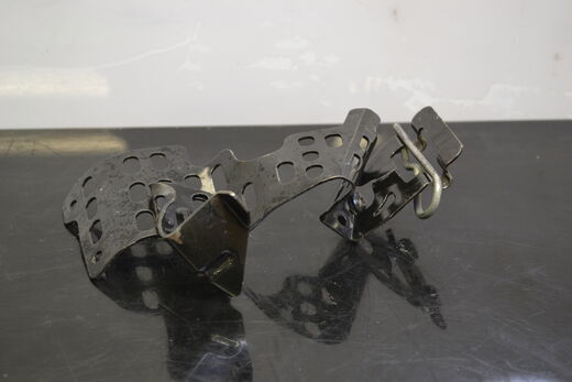 Hihnasuojan kiinnike 417300448