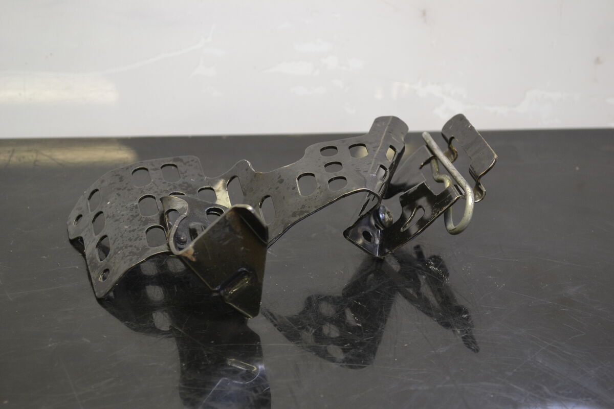 Hihnasuojan kiinnike 417300448