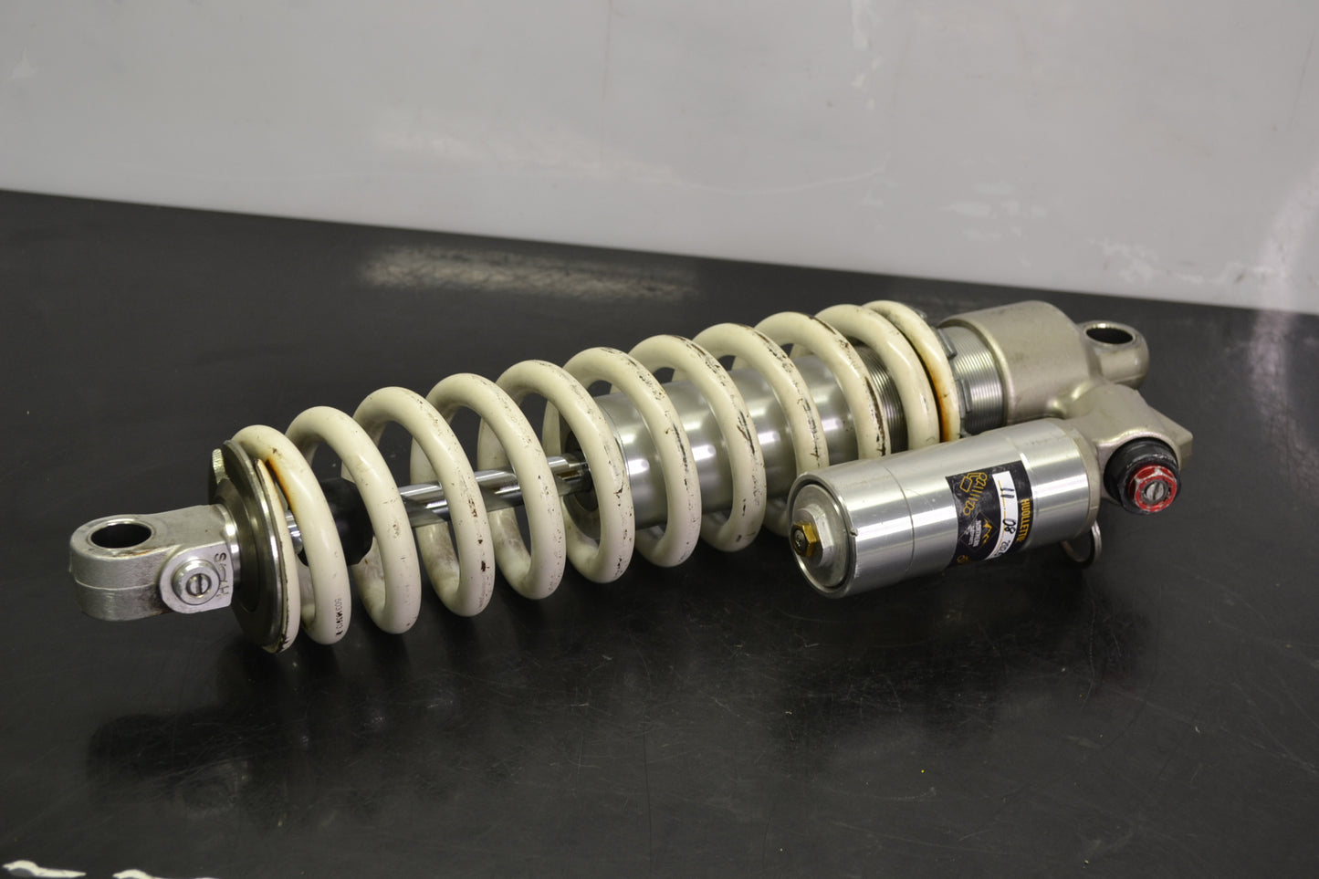 KYB stötdämpare med bakre stöd och extra behållare PPS