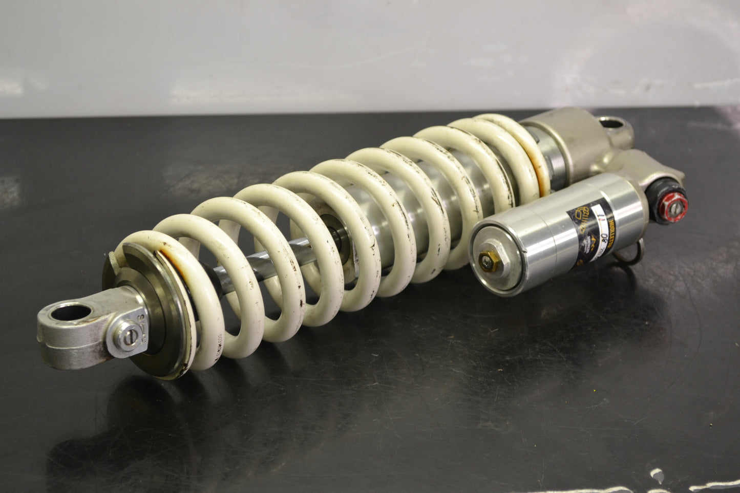 KYB stötdämpare med bakre stöd och extra behållare PPS