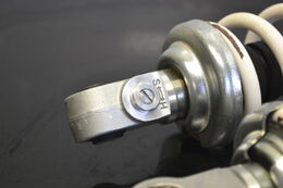 KYB 40 HLCR lisäsäiliölliset etuiskunvaimentimet