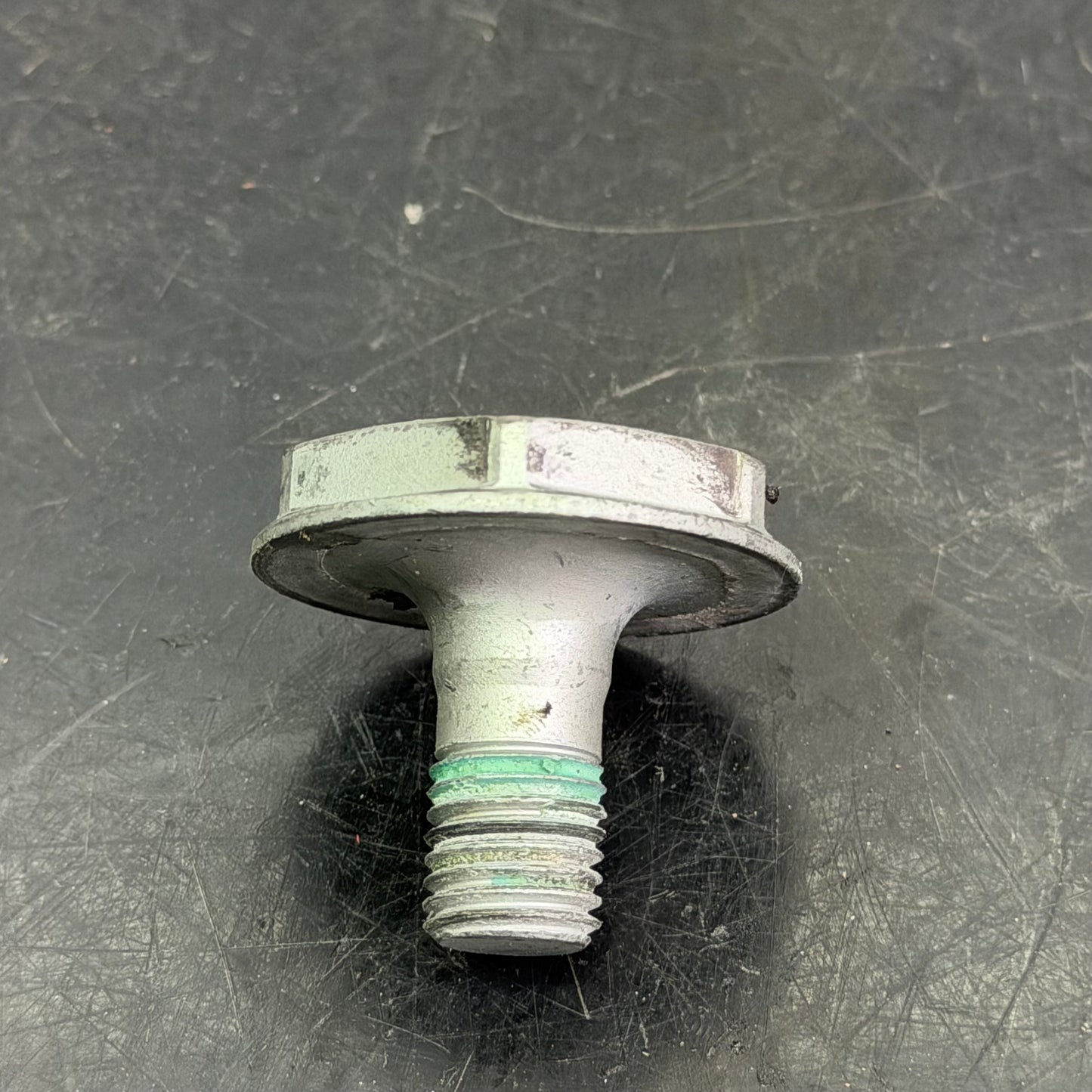 Vauhtipyörän pultti M12 x 25 OEM 420840851