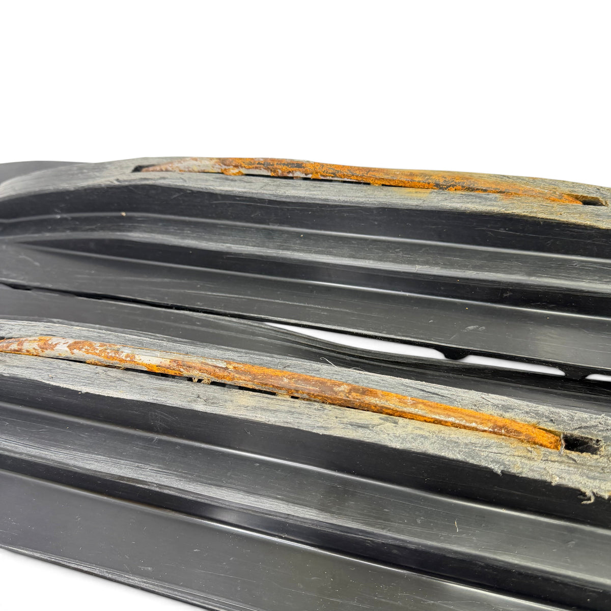 Northern Sledparts Oy musta BRP Blade DS+ moottorikelkan suksipari, jossa näkyy käytettyjä ohjainrautoja