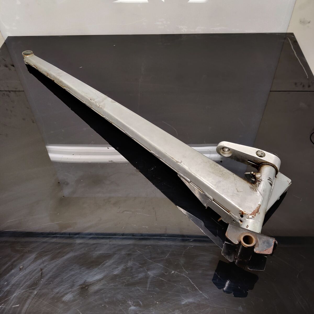 Pitkittäistukivarsi Oikea