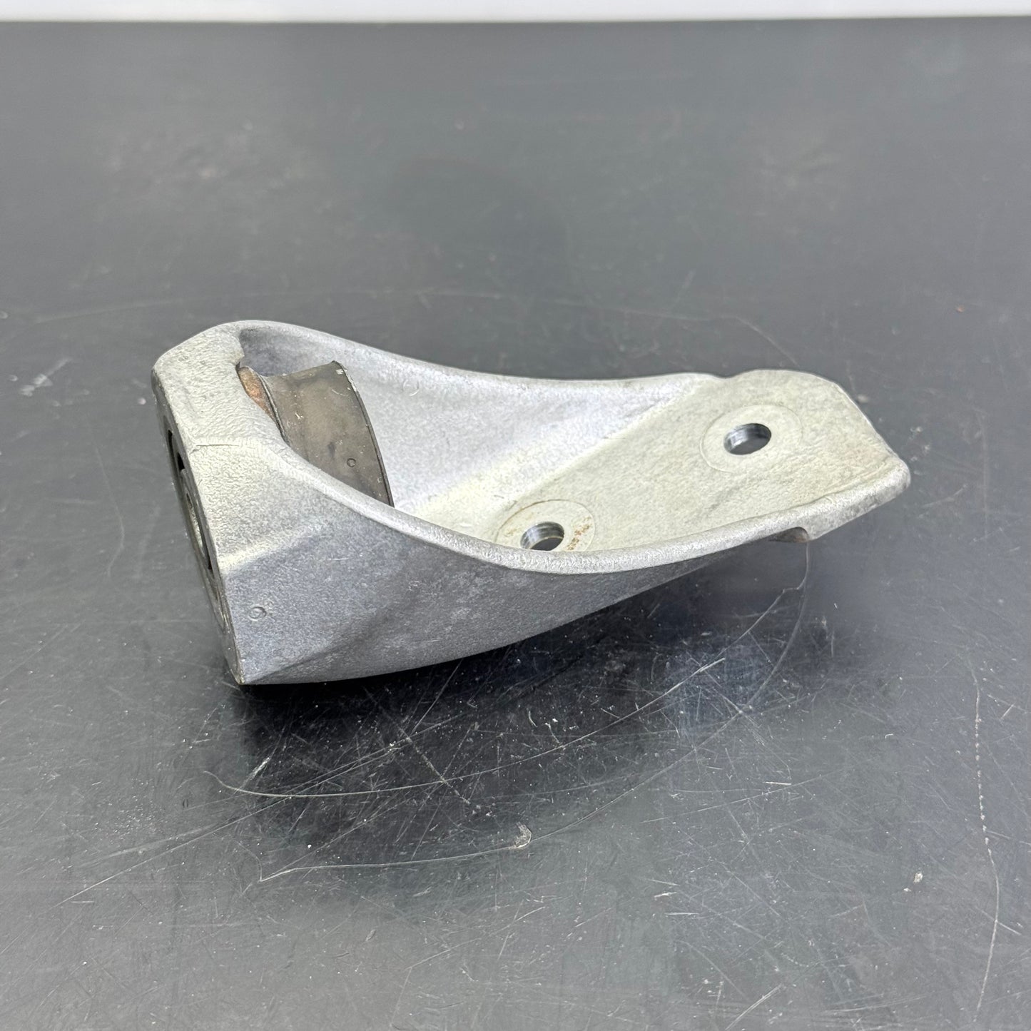 Moottorin kiinnike vasen (kytkimen puoli) Rotax 600 RS Lynx 512061283