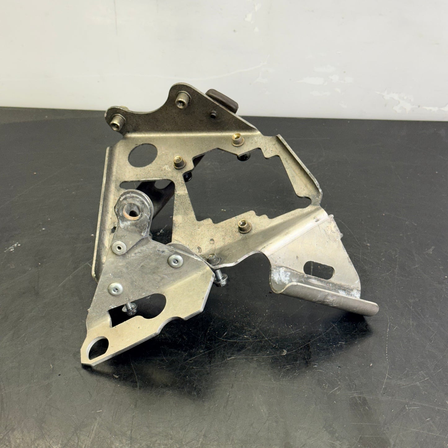 Sytytyspuolan ja RAVE-venttiilin servon kannatin Rotax 600 RS Lynx 512061276