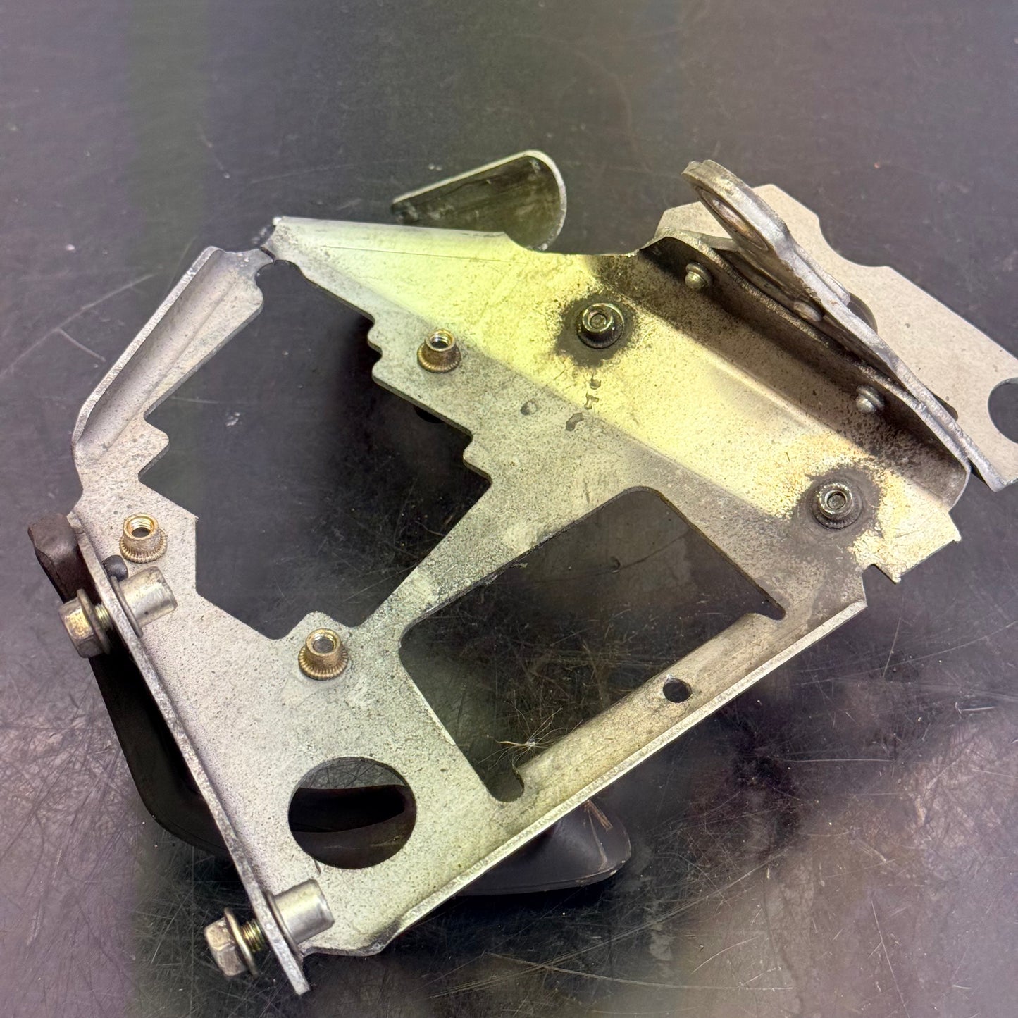 Sytytyspuolan ja RAVE-venttiilin servon kannatin Rotax 600 RS Lynx 512061276