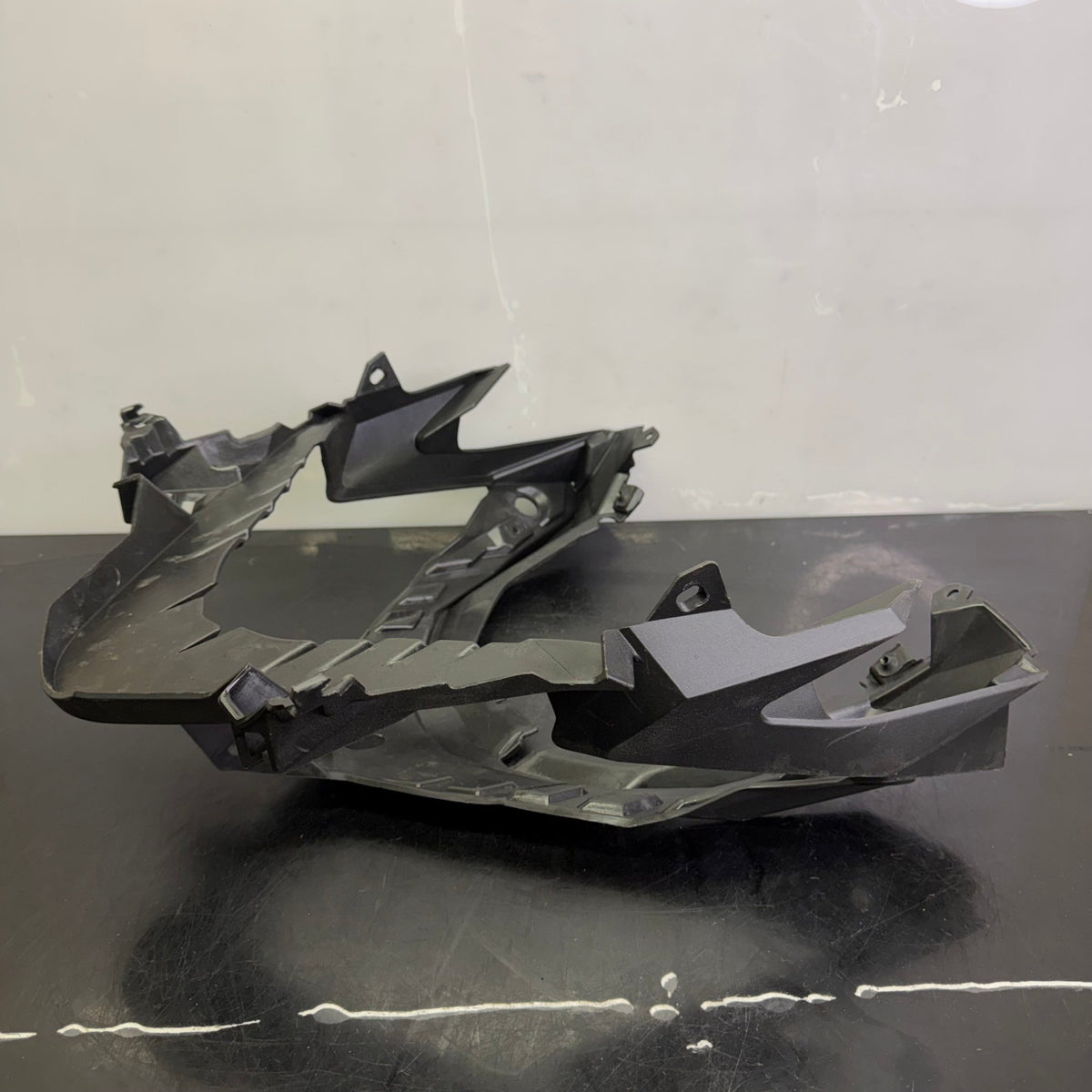 Ajovalon kehys Lynx Radien musta OEM 517306824 - Northern Sledparts Oy