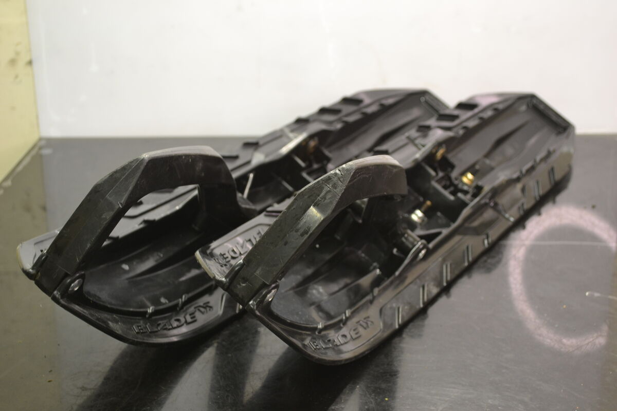 Blade DS sukset Musta, 860201244 - Northern Sledparts Oy