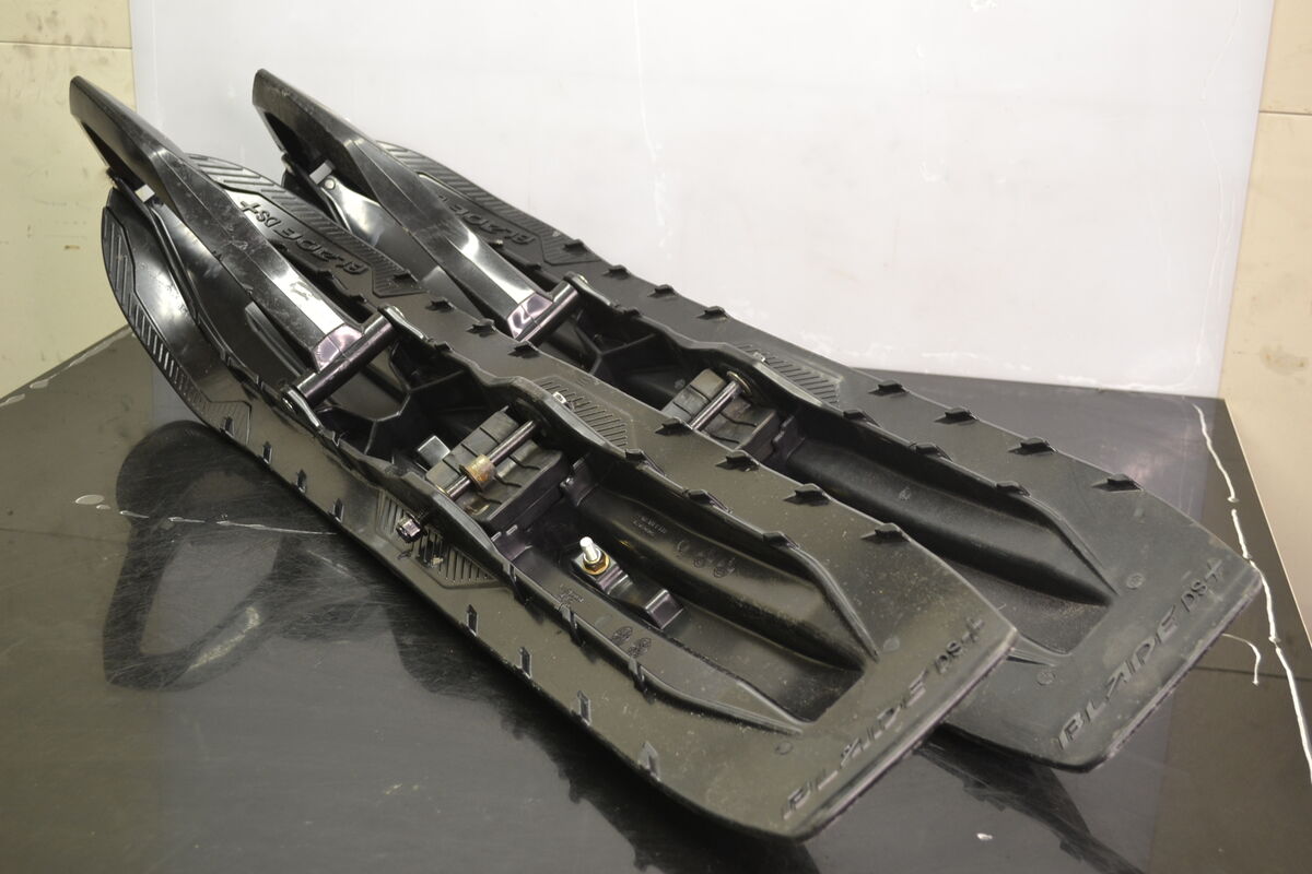 Blade DS+ sukset Musta, 860202011 - Northern Sledparts Oy