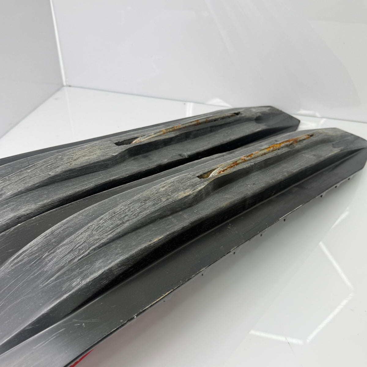Blade DS+ sukset Musta/Punainen, 860202011 - Northern Sledparts Oy