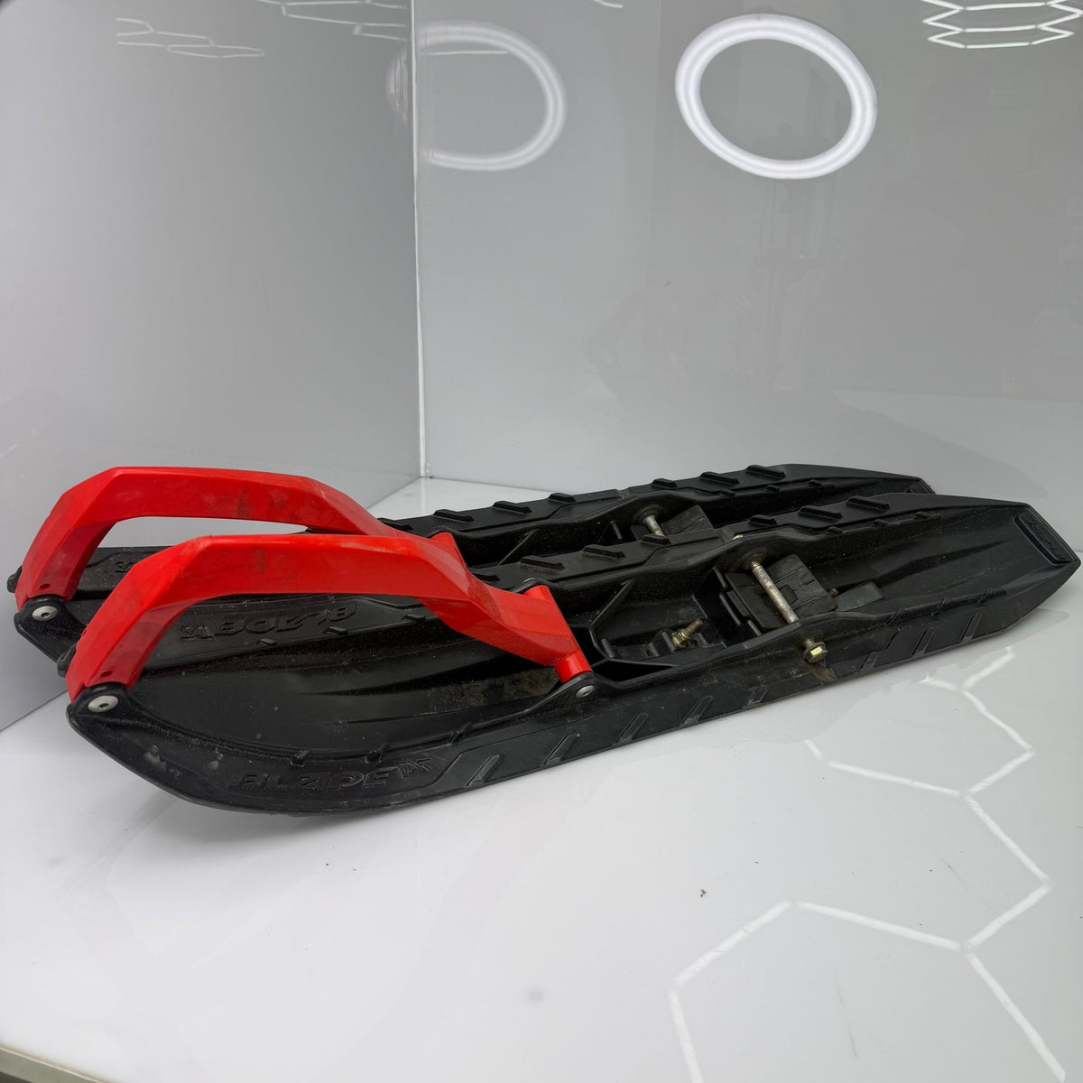Blade DS+ sukset Musta/Punainen, 860202011 - Northern Sledparts Oy