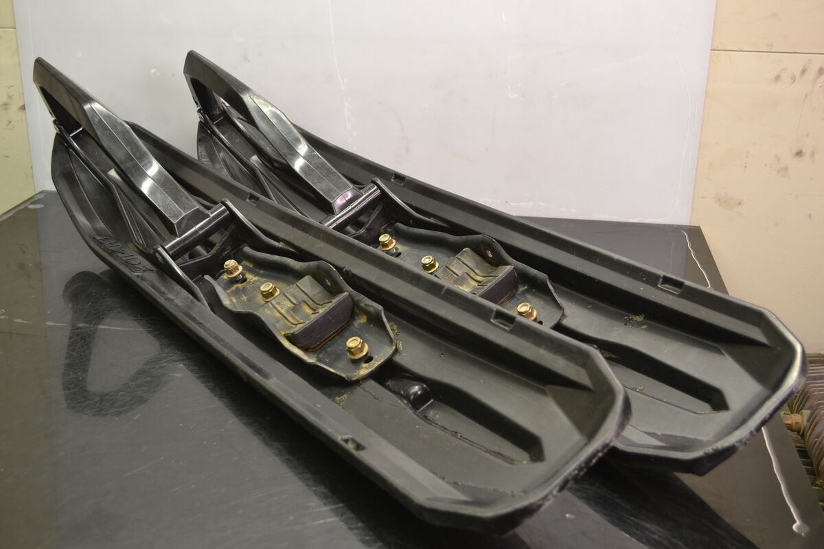 Blade sukset Musta/Punainen - Northern Sledparts Oy