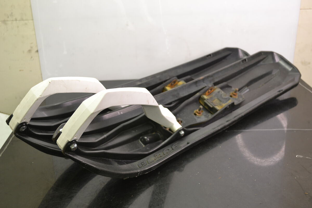 Blade sukset Musta/Valkoinen - Northern Sledparts Oy