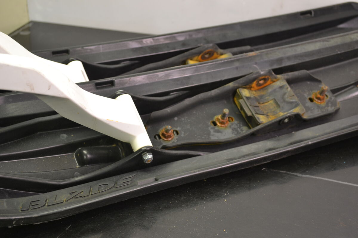 Blade sukset Musta/Valkoinen - Northern Sledparts Oy