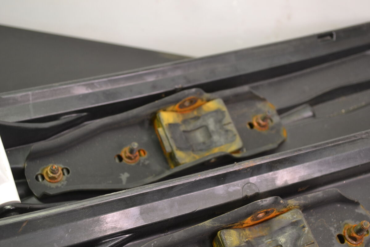 Blade sukset Musta/Valkoinen - Northern Sledparts Oy