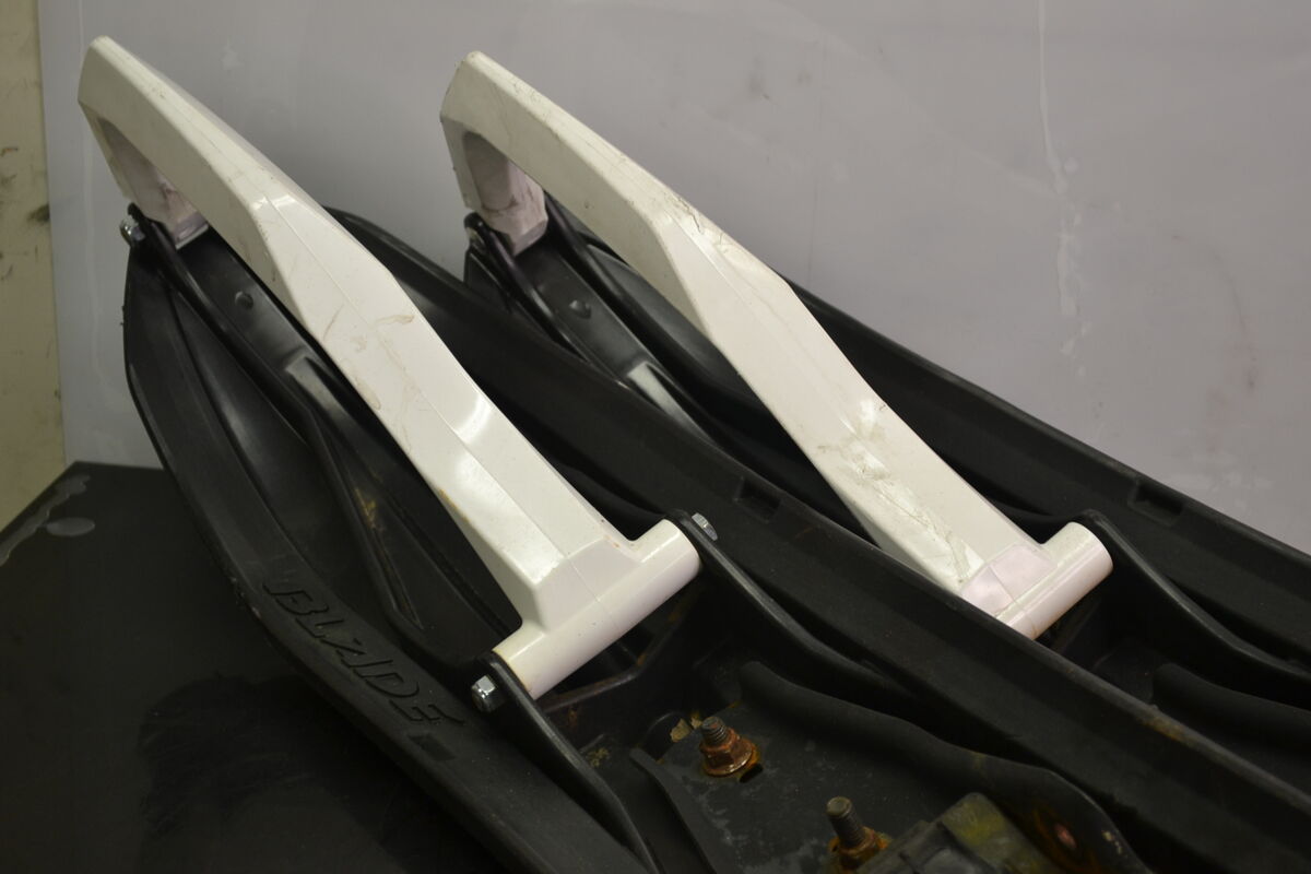 Blade sukset Musta/Valkoinen - Northern Sledparts Oy