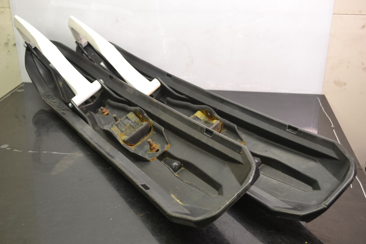Blade sukset Musta/Valkoinen - Northern Sledparts Oy