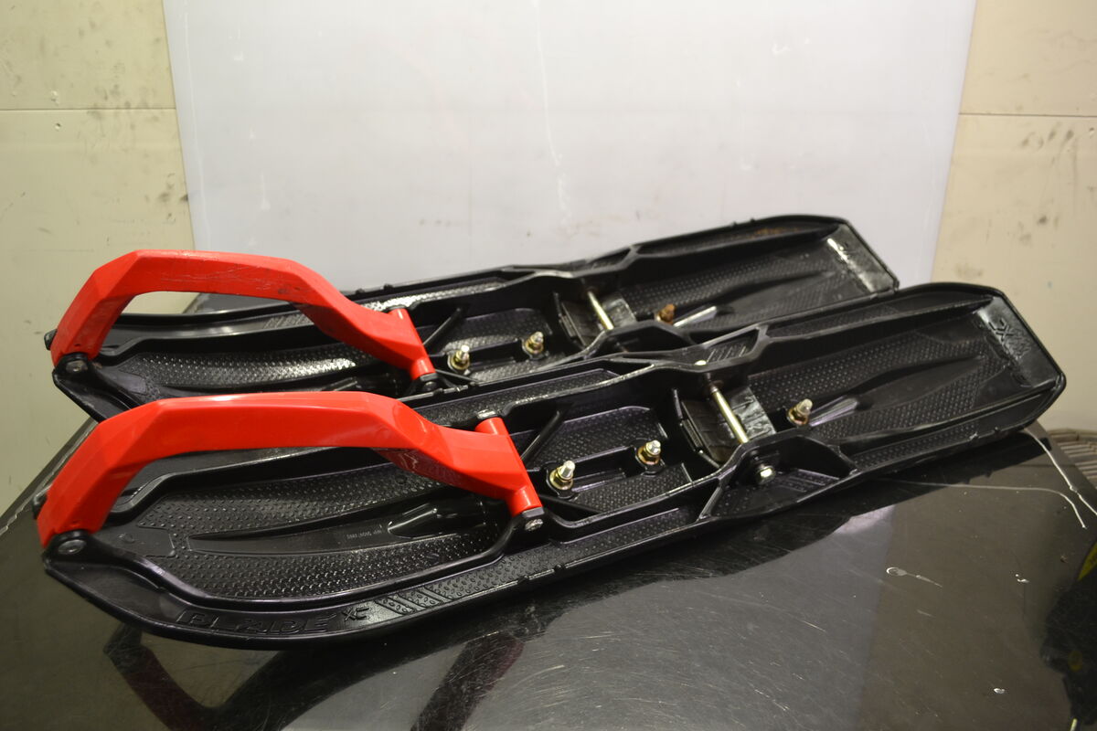 Blade Xc sukset Musta, Punainen - Northern Sledparts Oy