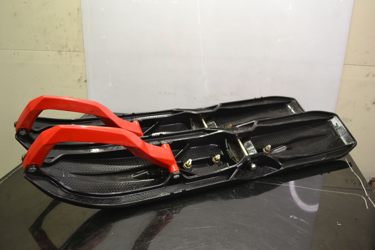 Blade Xc sukset Musta, Punainen - Northern Sledparts Oy