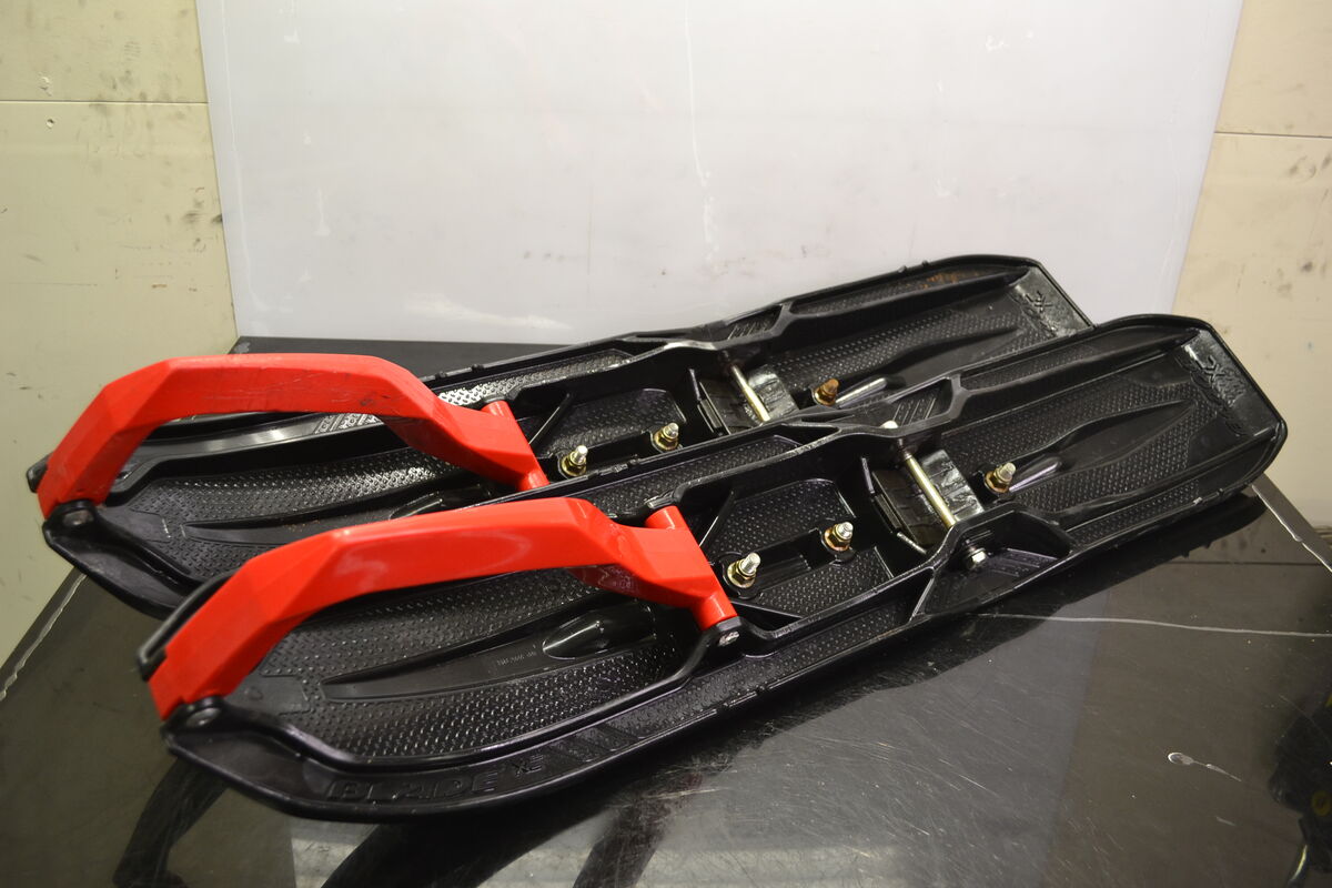 Blade Xc sukset Musta, Punainen - Northern Sledparts Oy