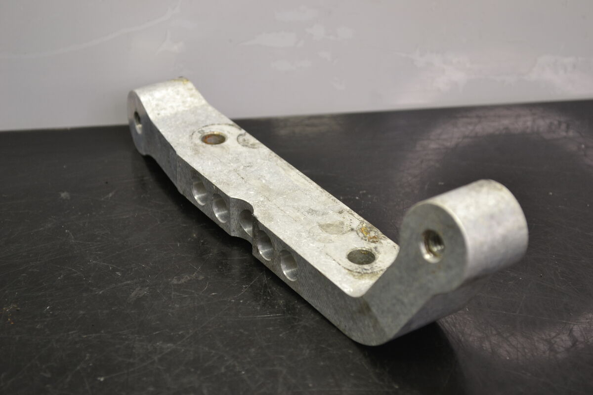 Koneen Kiinnike Polaris vasen, 5137947 - Northern Sledparts Oy