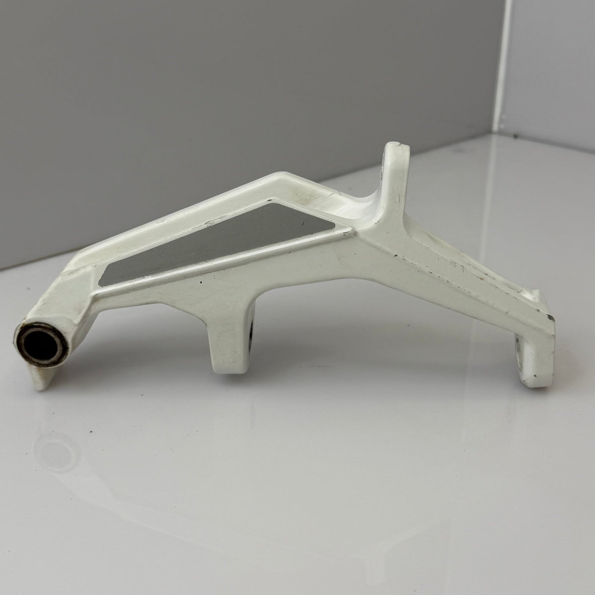 Olkatappi oikea valkoinen +6 – Ski-Doo Gen4 / Lynx Radien OEM, 505074634 - Northern Sledparts Oy