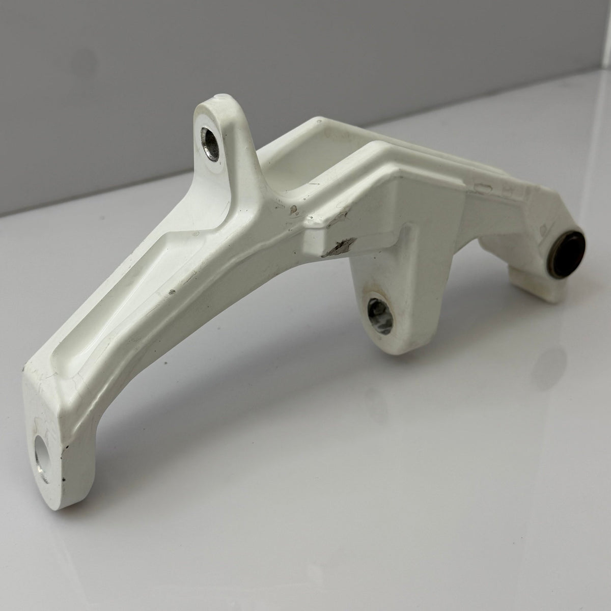Olkatappi oikea valkoinen +6 – Ski-Doo Gen4 / Lynx Radien OEM, 505074634 - Northern Sledparts Oy
